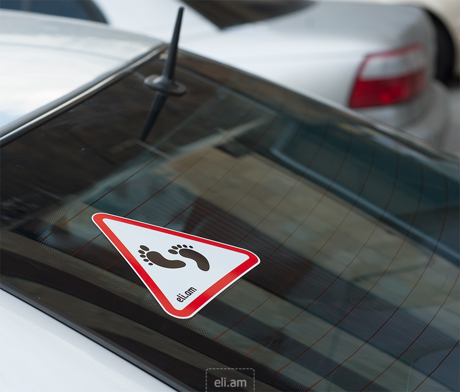 img-«Մանկական ոտնահետքեր» - մեքենայի նախազգուշացնող նշան